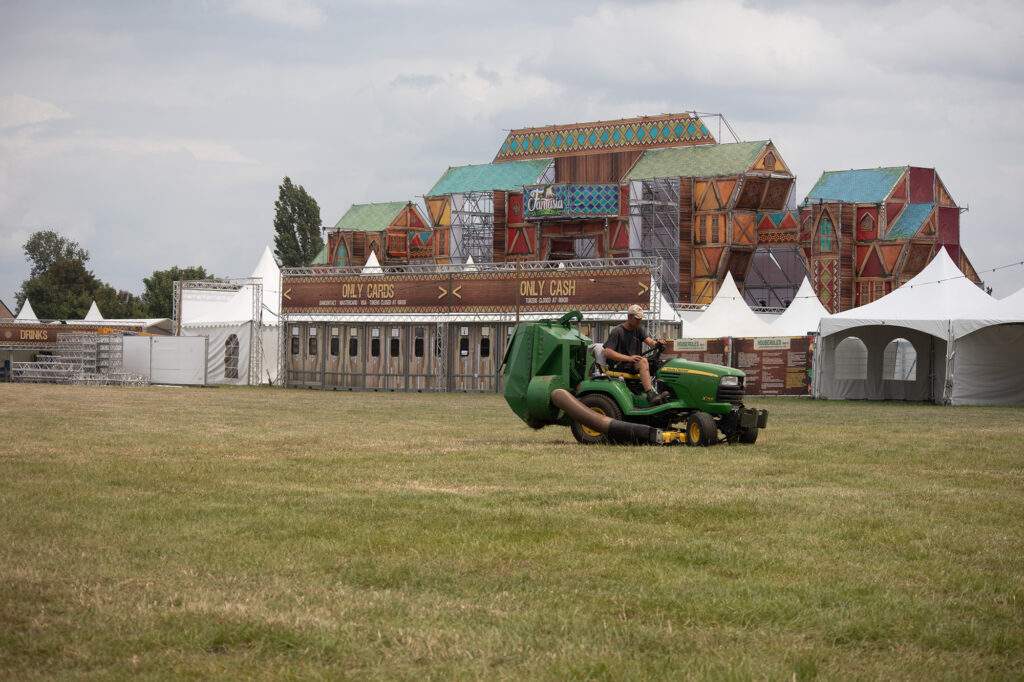 Gras maaien Fantasiafestival in Hamme